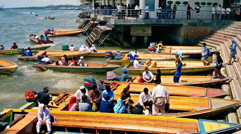 Water Village in Brunei © David Kirkland