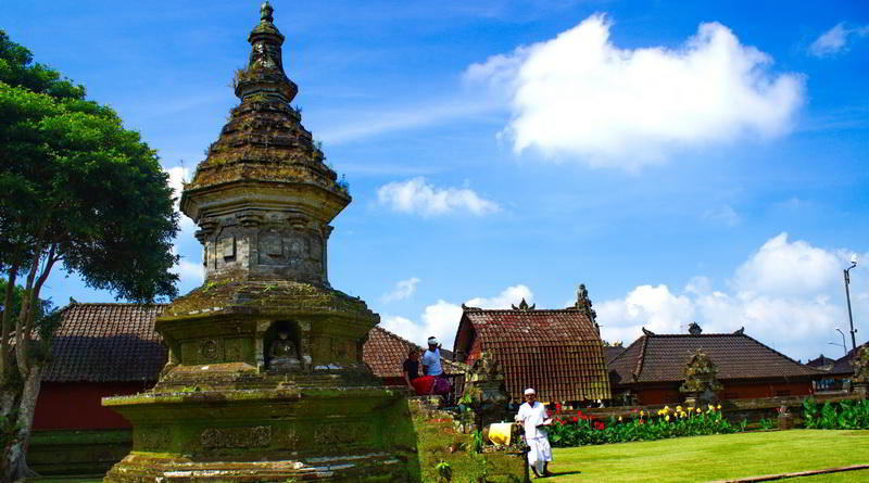 Buddhistischer Schrein am Ulun Danu See