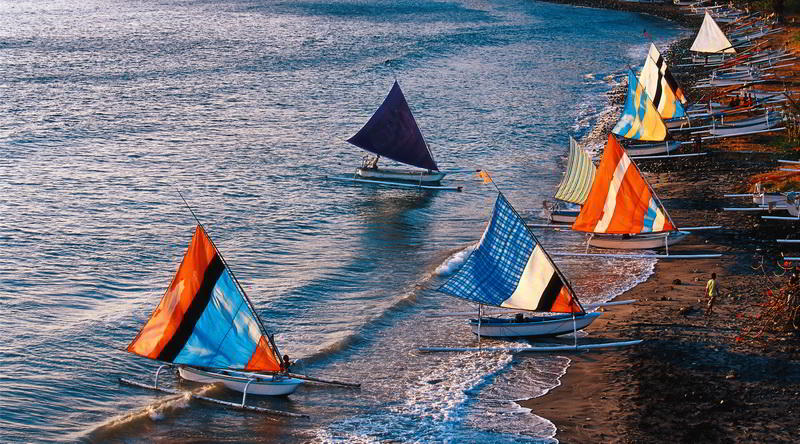 Jukungs am Strand von Bali