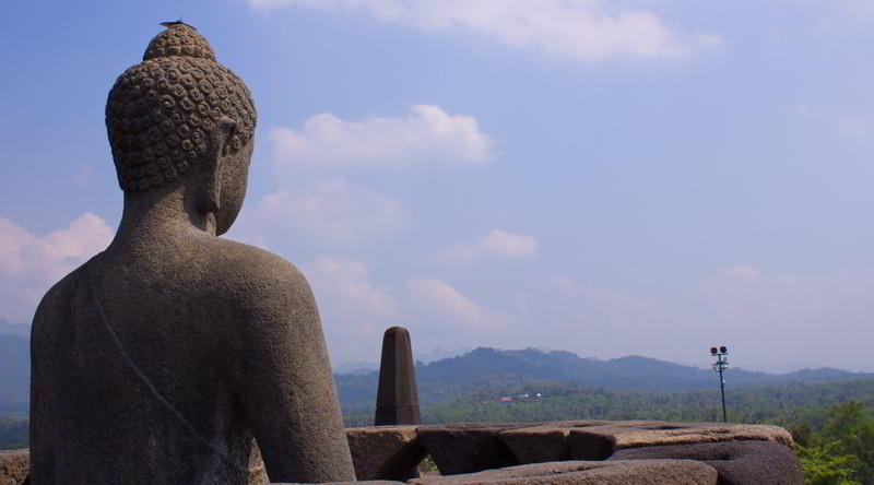 Offener Chedi im Borobudur mit Buddah © Rima Suharkat