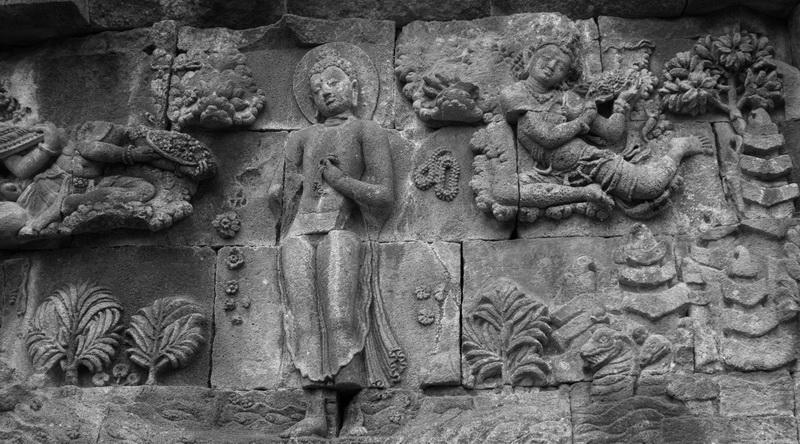 Relief mit buddhistischer Szene im Borobudur © Rima Suharkat