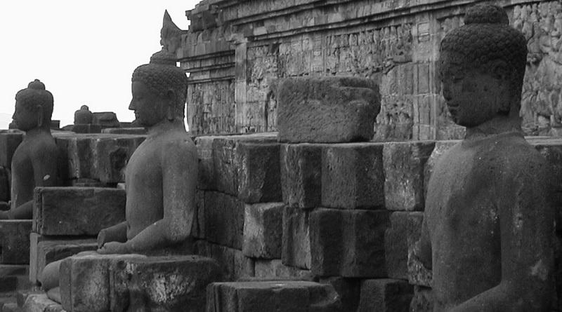 Sitzende Buddhasam Borobudur © Oliver C. Thornton
