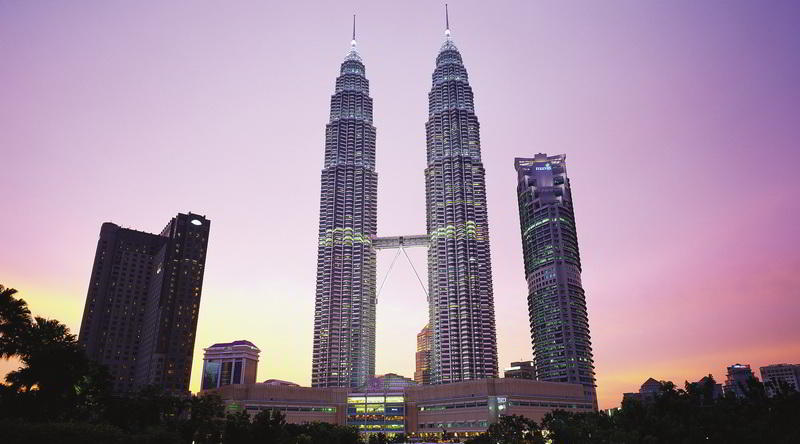 Petronas Towers in Kuala Lumpur bei Nacht © Malaysia Tourism Board