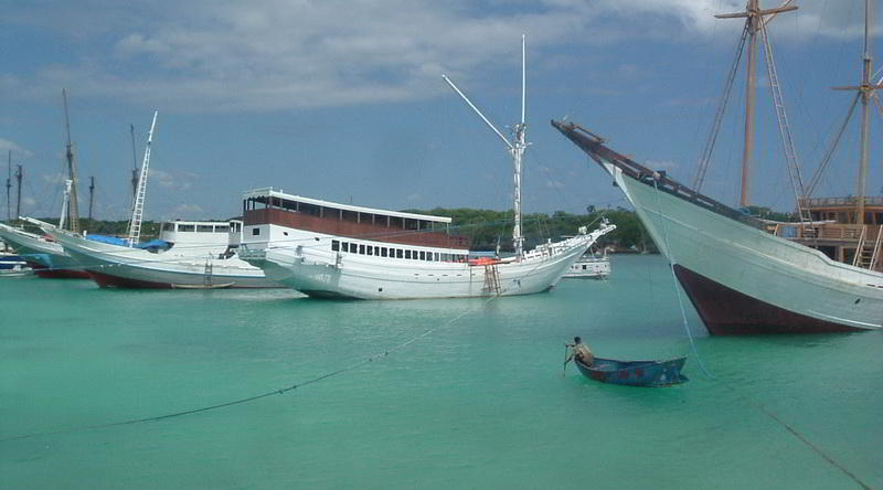 Phinisi im Hafen