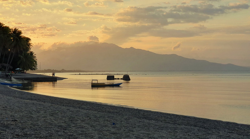 Sonnenuntergang bei Maumere © Rima Suharkat