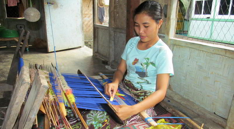 Weaver Lombok © Rima Suharkat